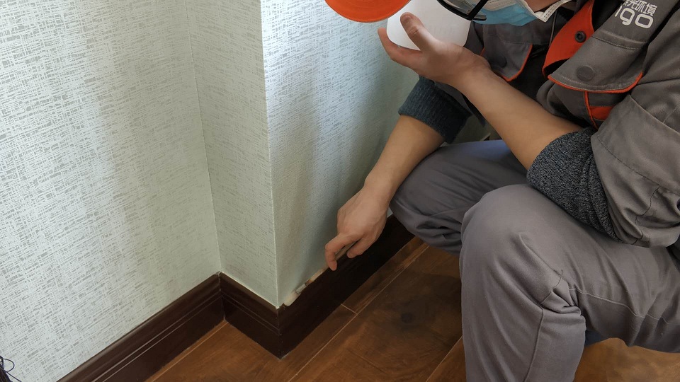 墙面过道踢脚线刷子精细化施工