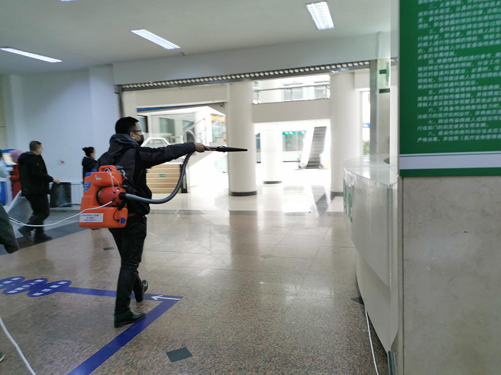 医院大厅进行消毒杀菌