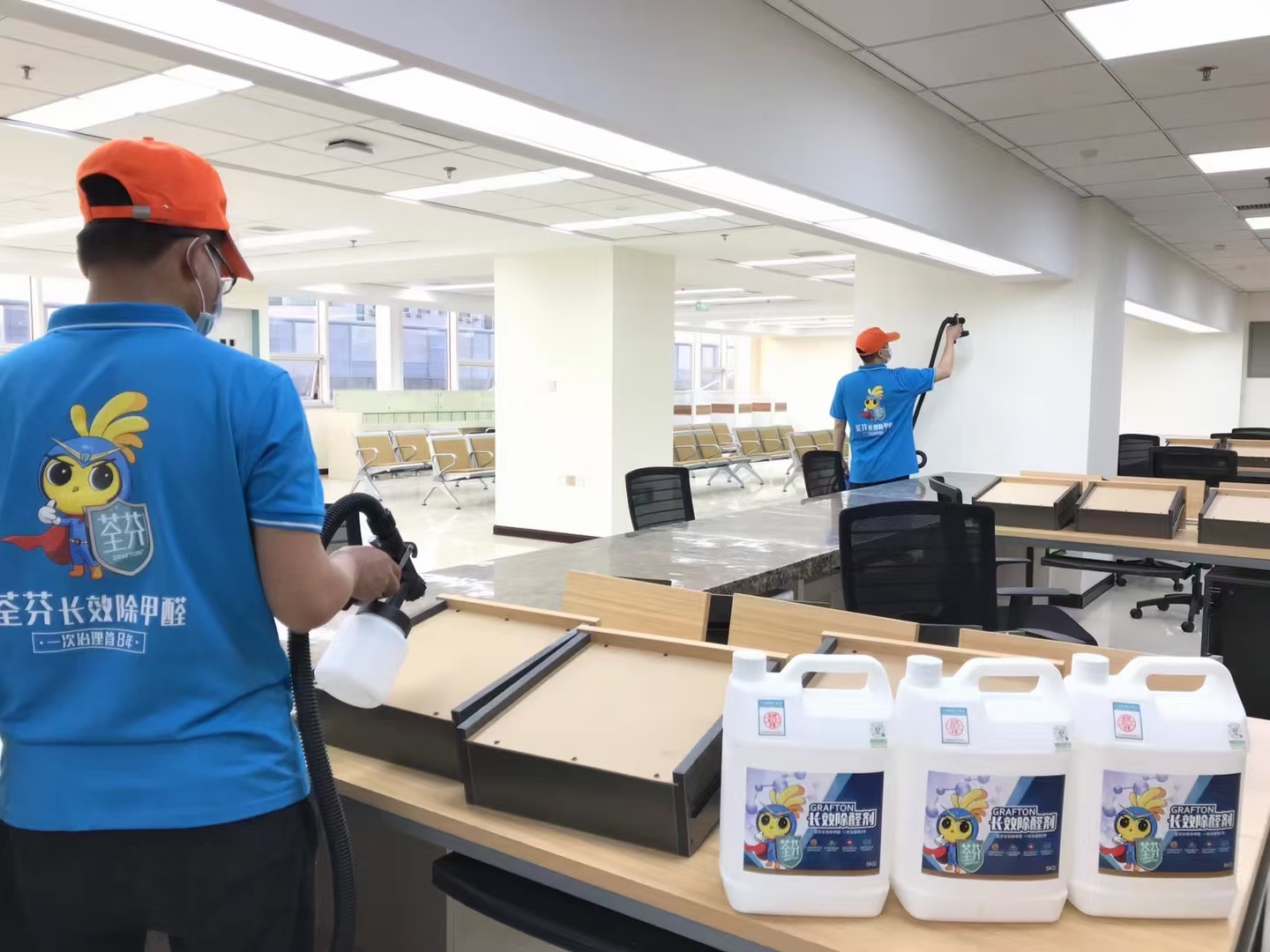 银行大厅桌椅抽屉喷枪施工治理