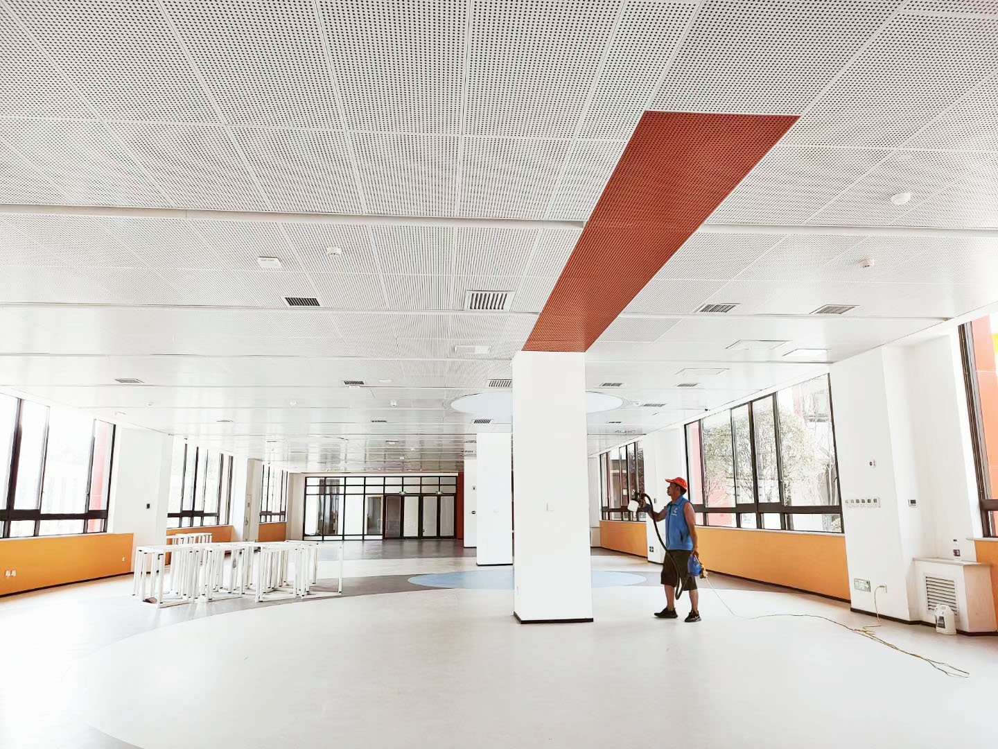 学校大厅喷枪施工治理