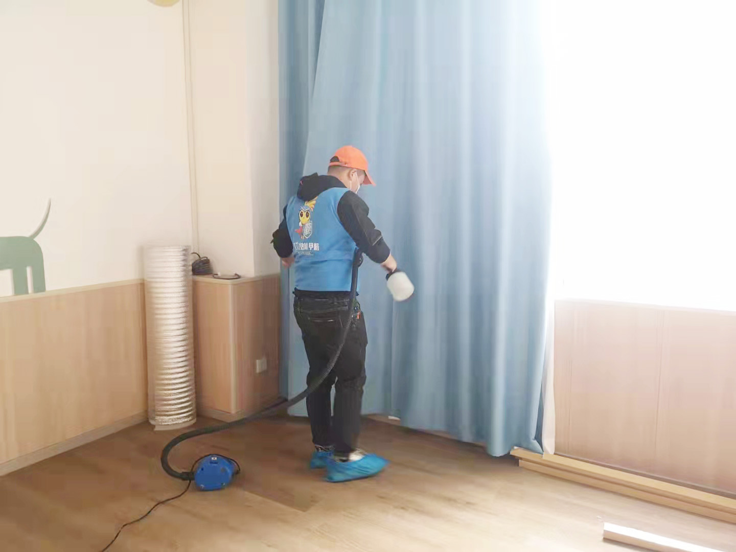 教室墙面窗帘喷枪施工治理甲醛