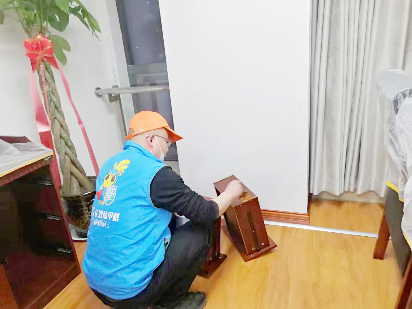 办公室桌椅抽屉精细化施工