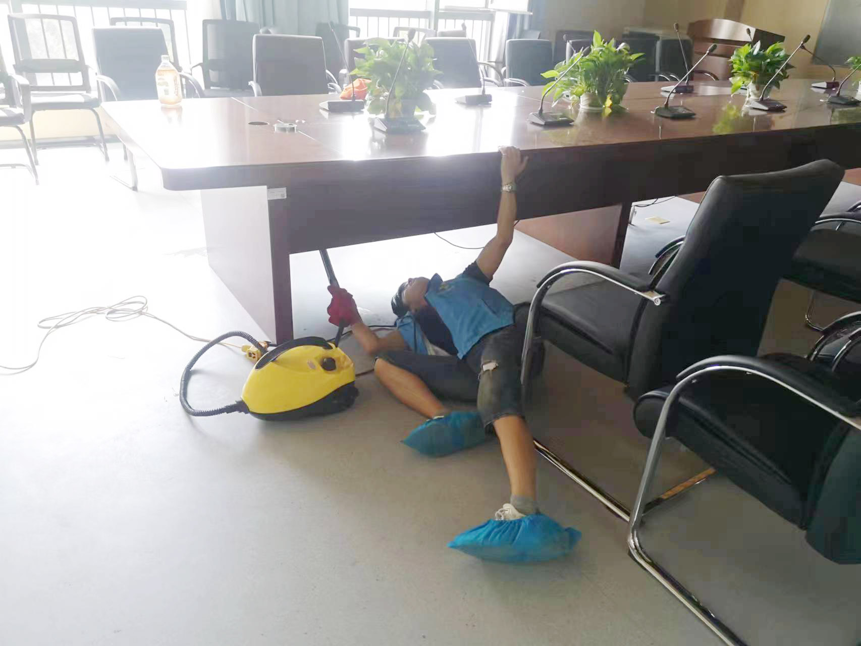 会议室桌下喷枪施工治理甲醛