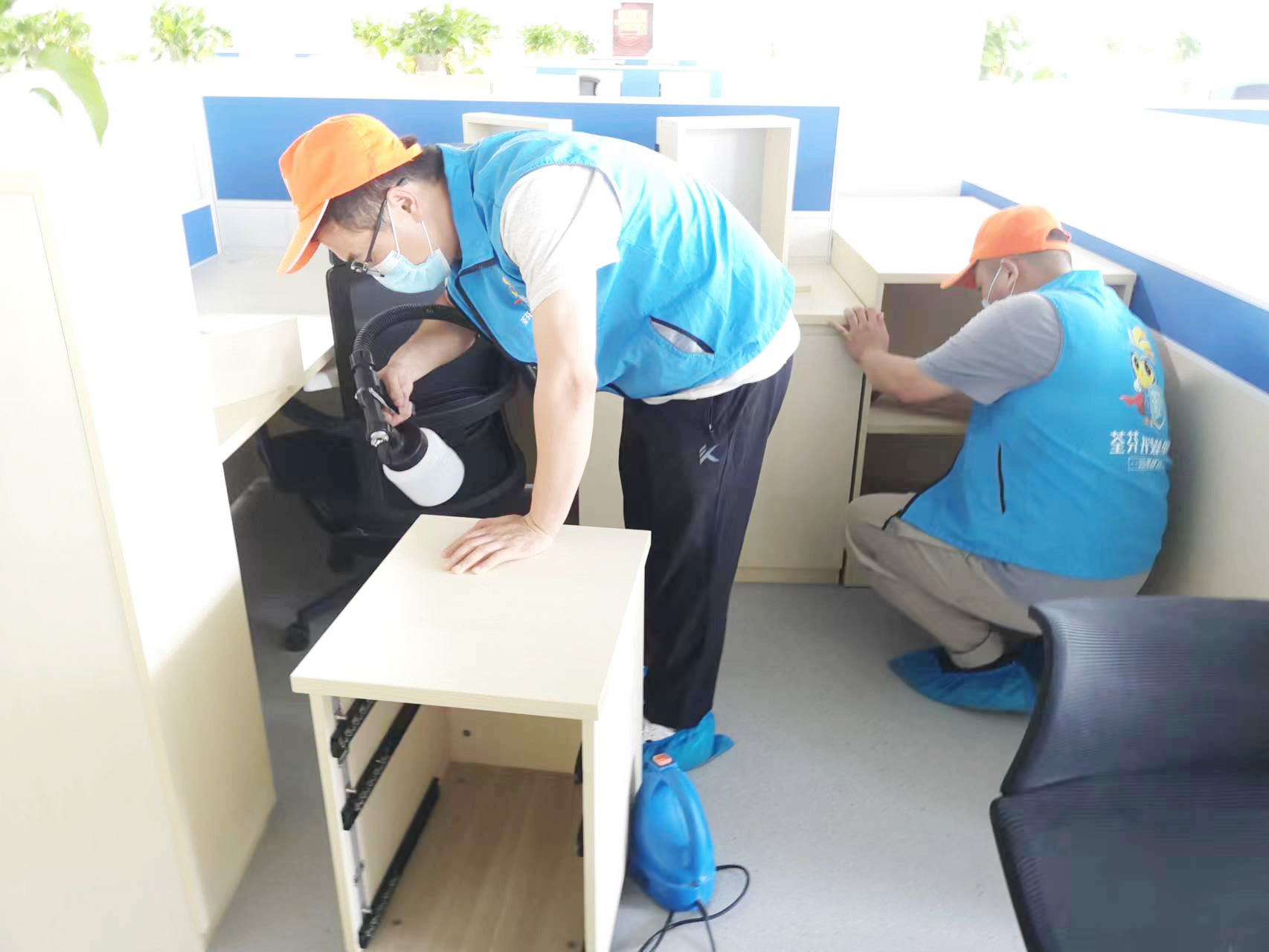 学校办公桌椅喷枪施工治理