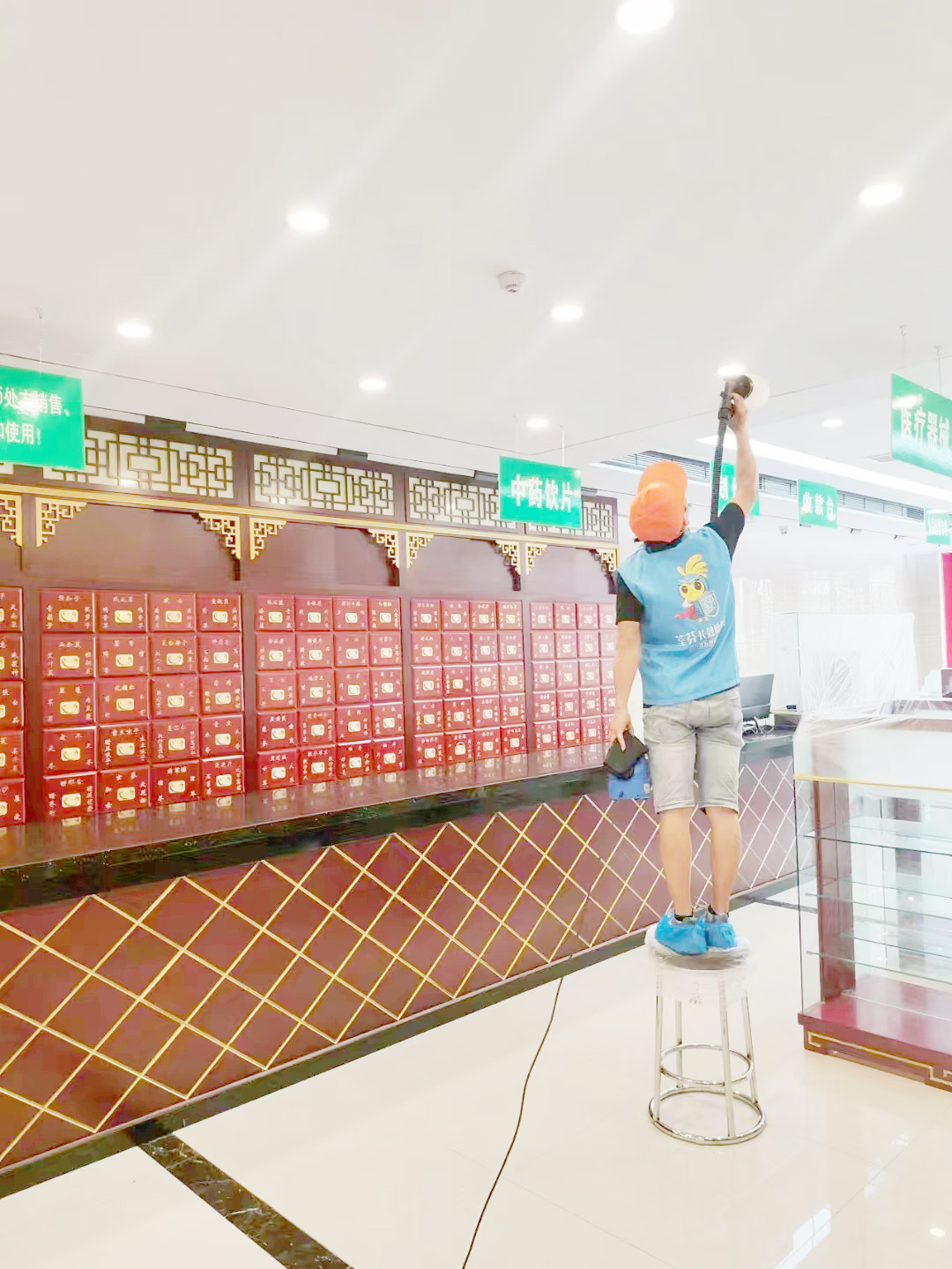 药店顶面喷枪精细化喷涂治理