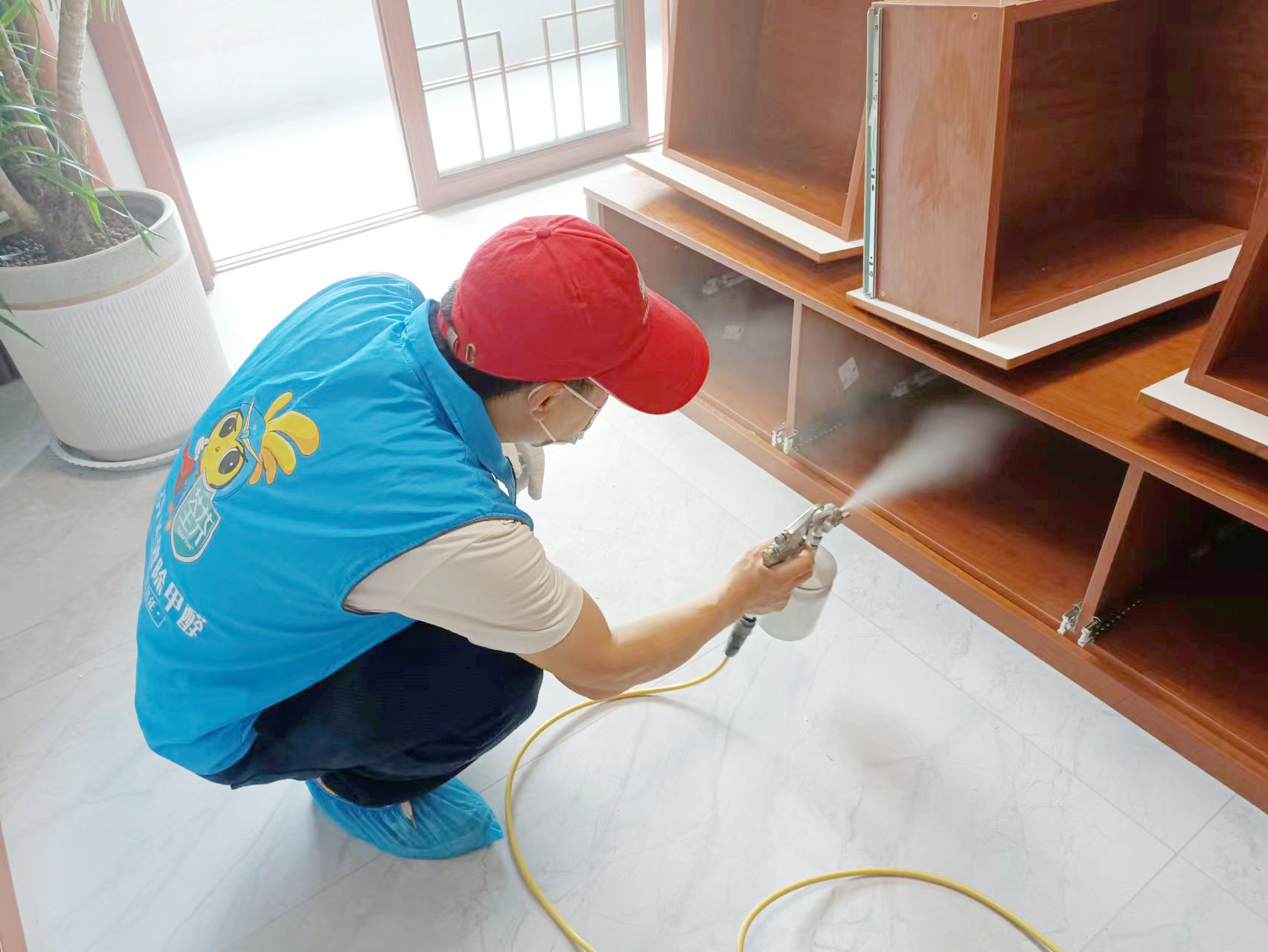 客厅电视柜全方位喷涂治理
