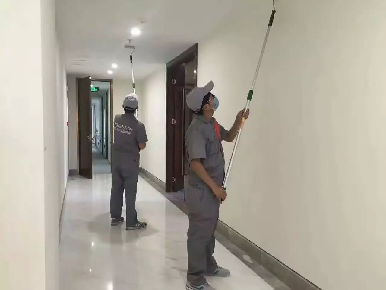 立丰集团过道顶面滚筒施工